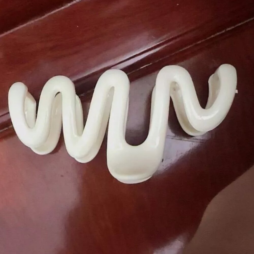High-end fashion wavy plastic hair clip